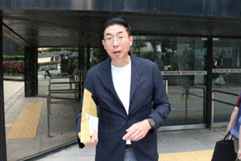 她嫁入豪门与父母反目，生2子1女后被扫地出门，丈夫新欢小她34岁