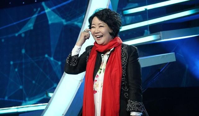 萨日娜：结婚33年只生孩子不做饭，帅气演员丈夫潘军却把她宠成宝