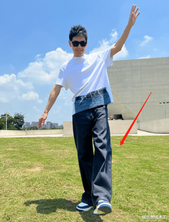 林志颖近照暴瘦，裤管空荡膝盖骨凸出，术后痕迹明显，面部不自然