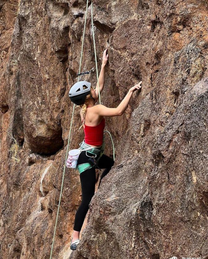 电影|22岁女演员公开晒裸照反击黑客勒索