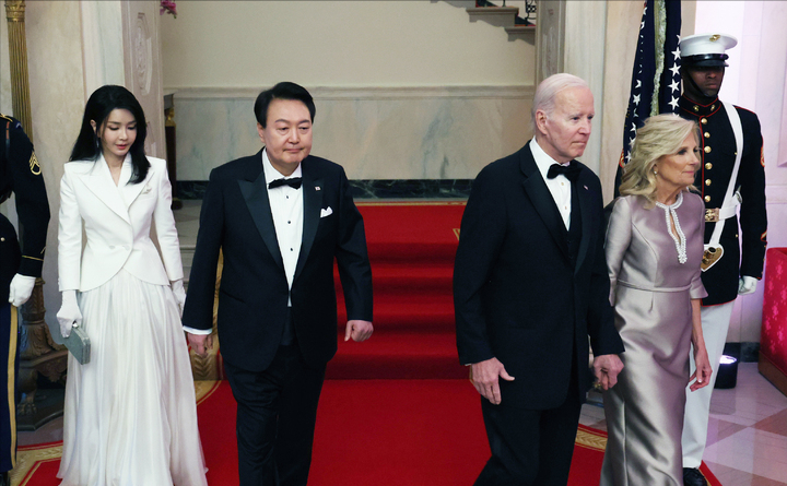 长裙 ?韩国第一夫人访美终于遇到对手!和朱莉在国宴同框,气场输了