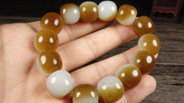 到底和田玉好还是翡翠好?看完这篇你就知道了