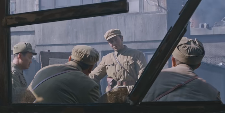 演员“烤瓷牙”有多可怕？嘴凸显老，嘴包不住牙，演战争片太离谱