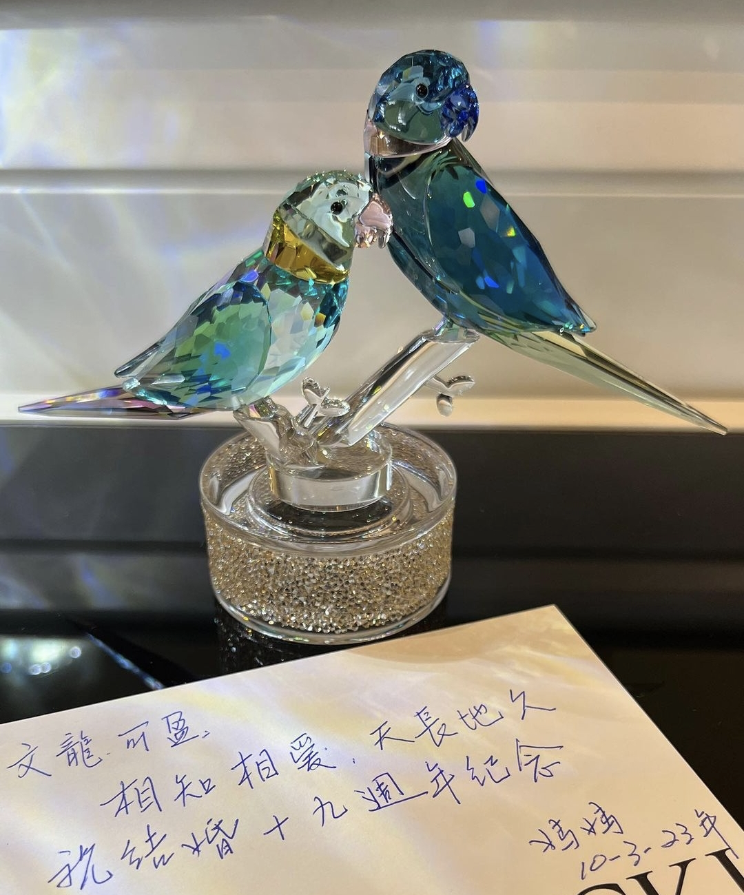 成龙|林文龙郭可盈庆结婚19周年,维多利亚港旁共进晚餐,获岳母送水晶