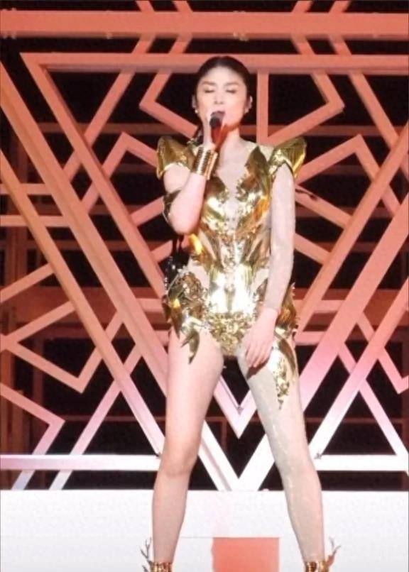 五旬陈慧琳演唱会上一身黄金圣斗士装扮，有损淑女形象引质疑