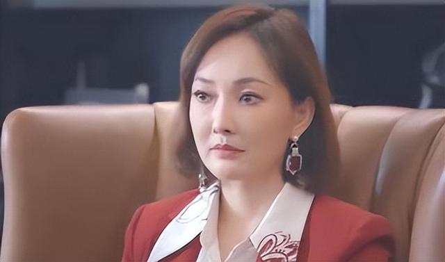|从春晚常客到下嫁普通人，最终因“整容”自毁前途，牛莉后悔吗？