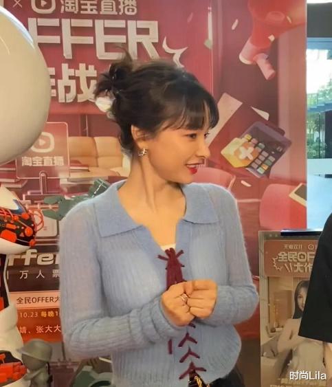 吴昕“阿里巴巴园区”露面，身材纤挑、脸颊饱满，41岁真年轻