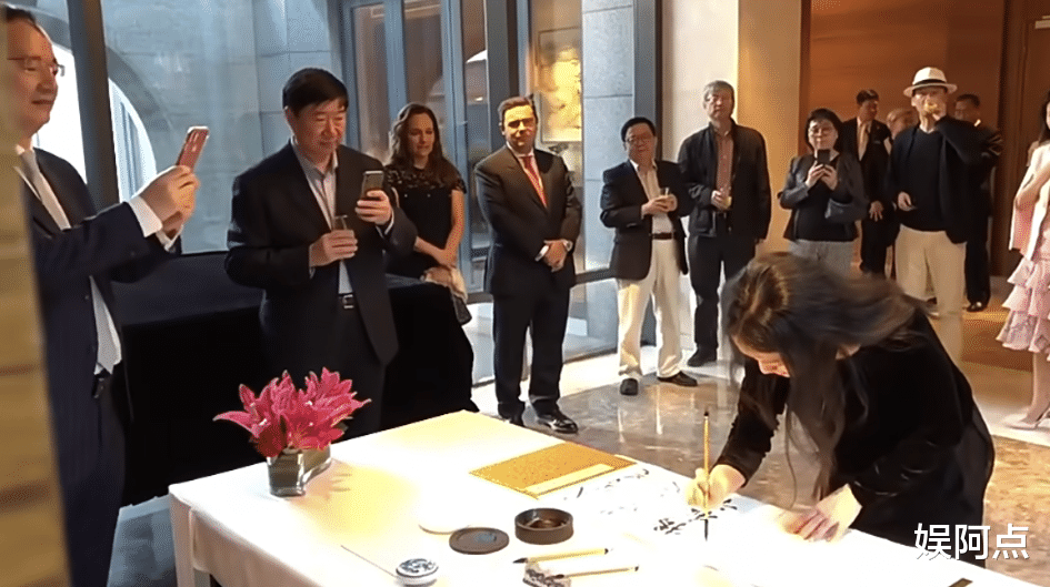 102岁杨振宁庆祝结婚20周年,对妻子称呼首曝光!48岁翁帆显害羞