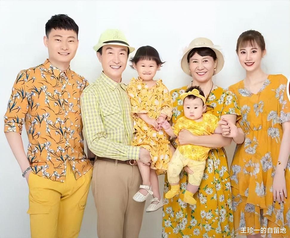 巩汉林|65岁巩汉林晒全家福引起骂声一片: 背景豪宅或过亿, 儿子留须太不孝