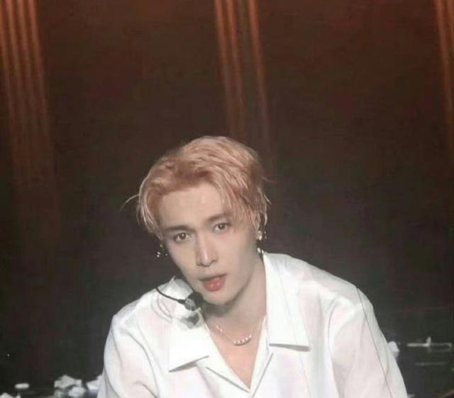 鹿晗演唱会精修诈骗?网曝现场生图差别巨大,粉丝吹重返20岁