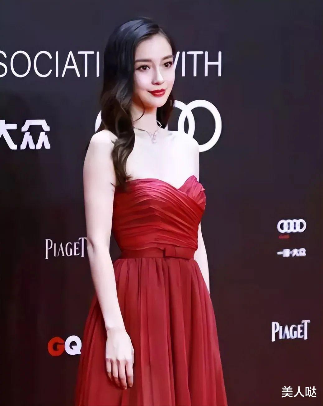 杨颖这是有多瘦啊!穿最小号的抹胸裙都要挂不住了,撩头发手都不敢多抬1cm