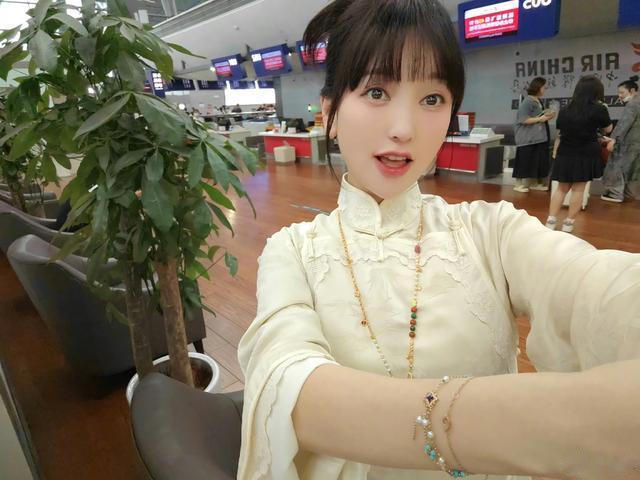 金莎带00后小男友上节目秀恩爱,穿黄色连衣裙扎丸子头不像姐弟恋