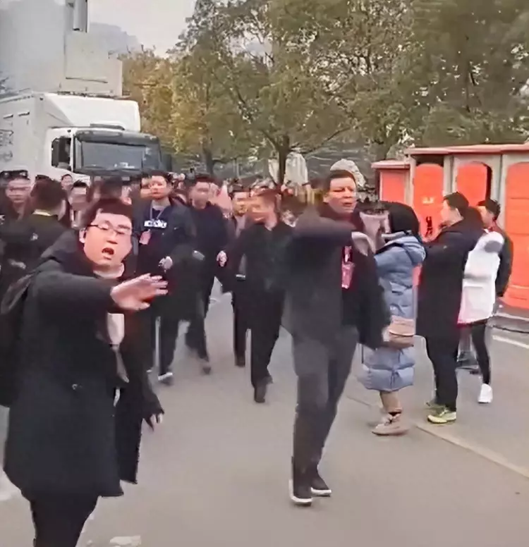 胡歌抱熊猫搭地铁因没人让座惹怒粉丝,网友:为什么要给他让座?