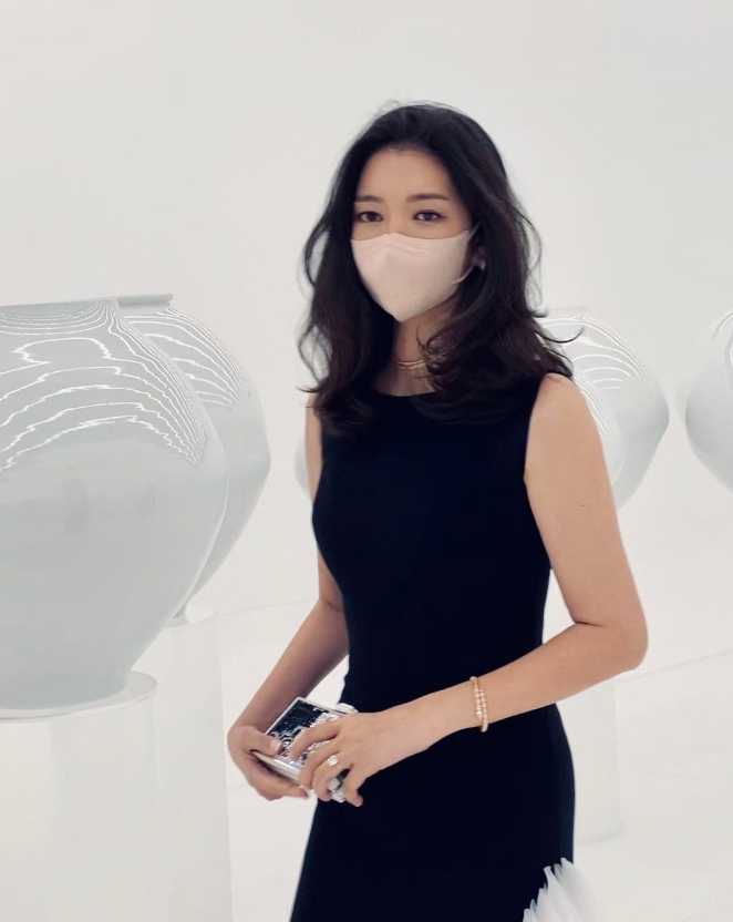 48岁“地表最强小三”,拿下百亿老头却说:我对钱没兴趣