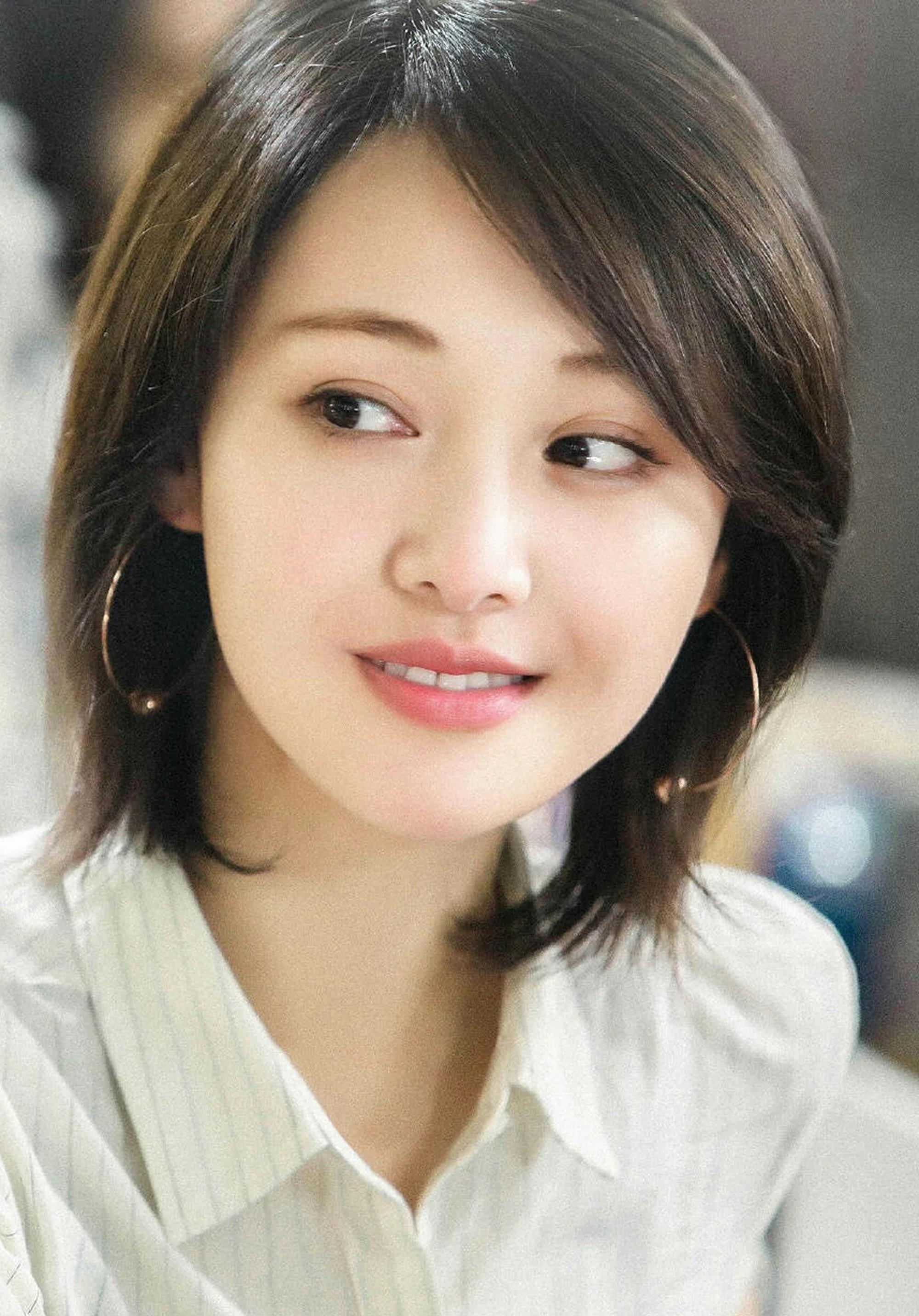 有种“整容”叫郑爽退圈,被封杀两年后,再次出现,她发胖秃头像换了一个人