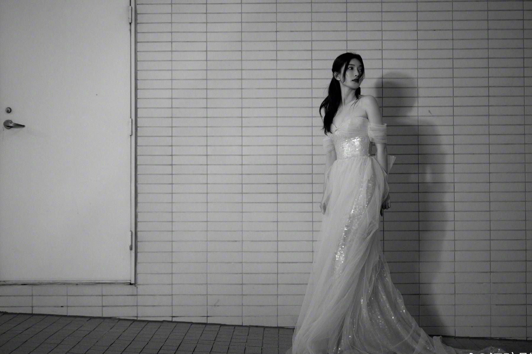 江疏影仙女般的魅力！九宫格工作照告别六月