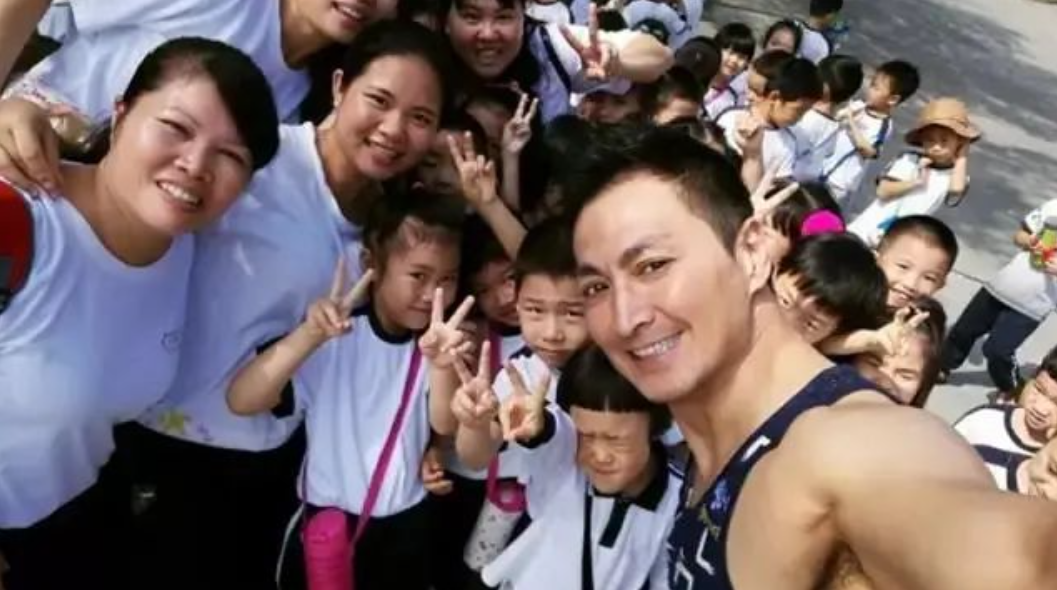 63岁展昭健身照曝光:肌肉如此逆天,20岁小伙也望尘莫及?!