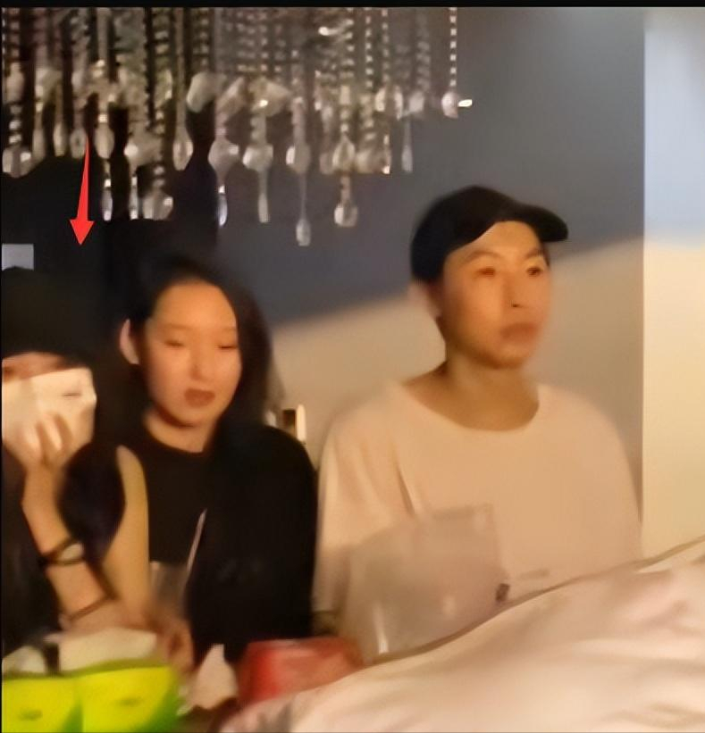 好甜!关晓彤现身鹿晗演唱会,两人同框照曝光,小细节中都是爱