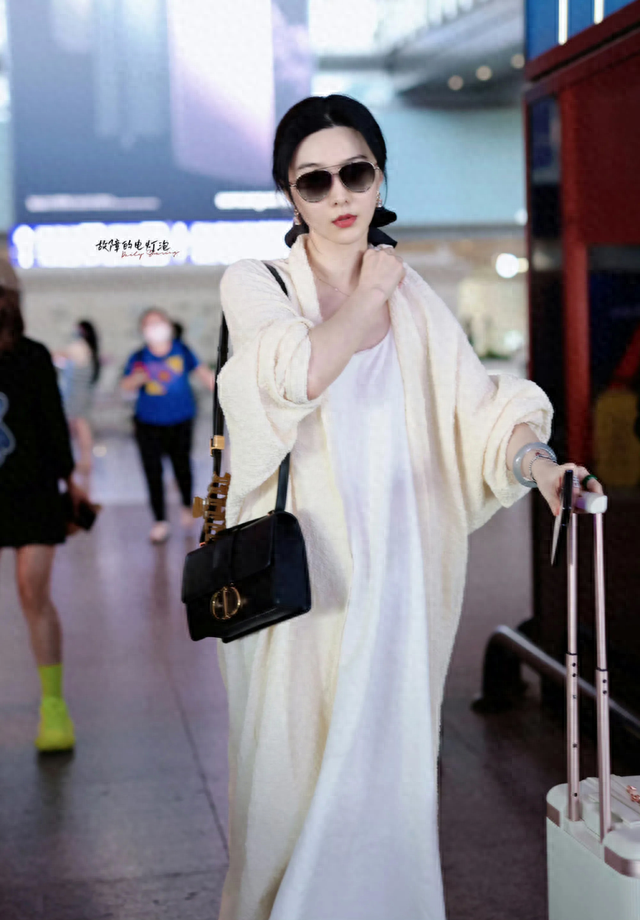 在机场拍到范冰冰,比以前更漂亮有松弛感,生图自然感叹她好少女