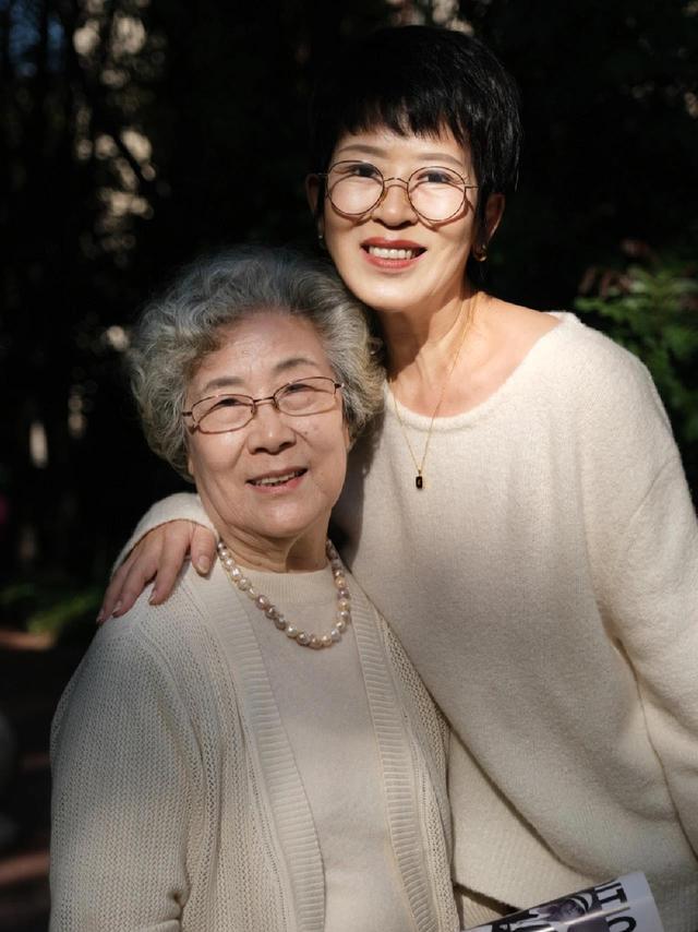 针灸 看了65岁的玫姨，我才发现：头发不过耳、穿衣简单不装嫩，真洋气