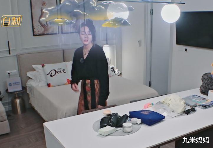 看迪丽热巴换衣服，亲辛芷蕾，秦岚在《花少》过着什么样的生活？