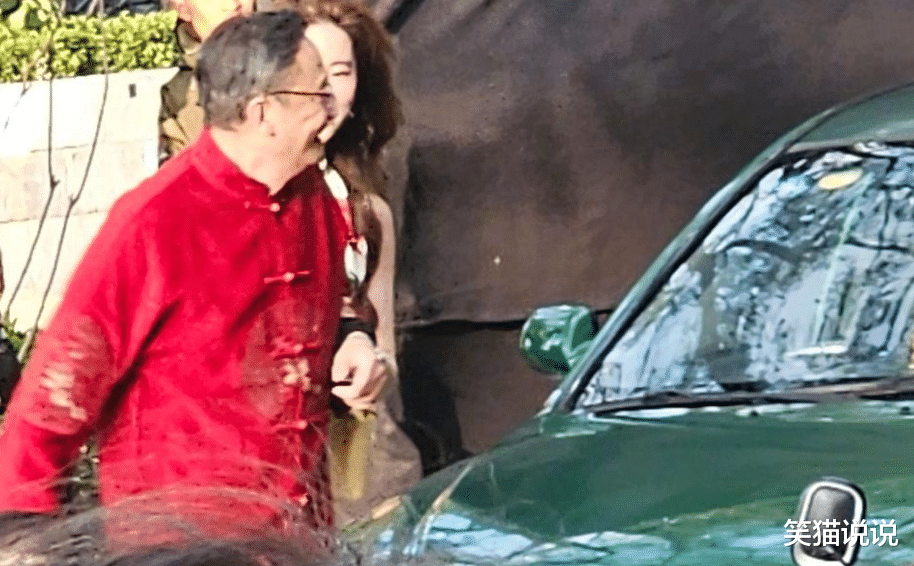 刘亦菲片场路透：笑容甜美，皮肤白皙好抢眼！