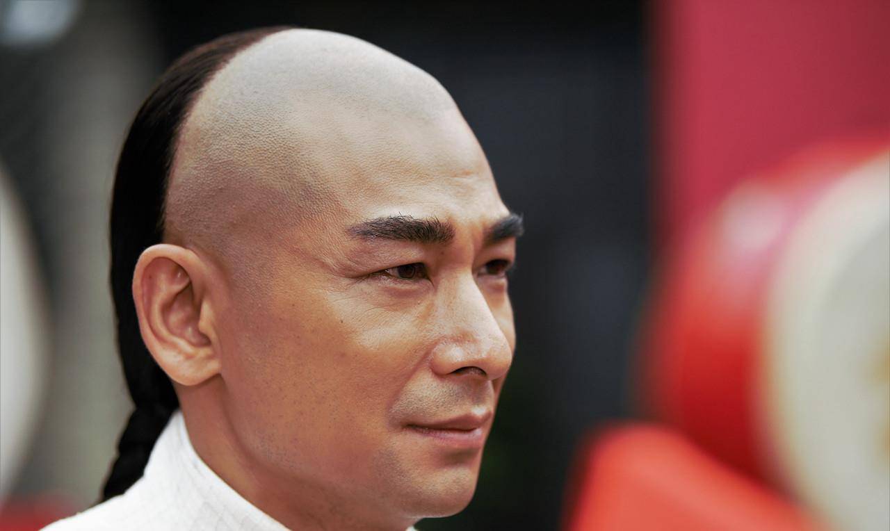 赵文卓晒劳动节日常,一双儿女打扫豪宅庭院,6岁女儿像极了爸爸