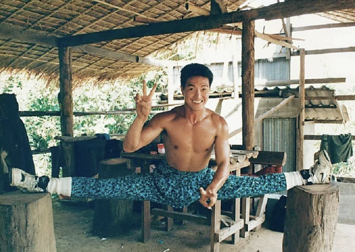 他暴打成龙，脚踹李连杰，把拳王周比利打到送医院