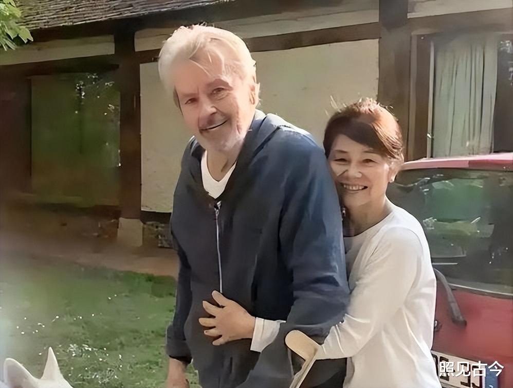 阿兰德龙:89岁瘦到脱形,被日籍女友虐待,状告儿子,越老越折腾