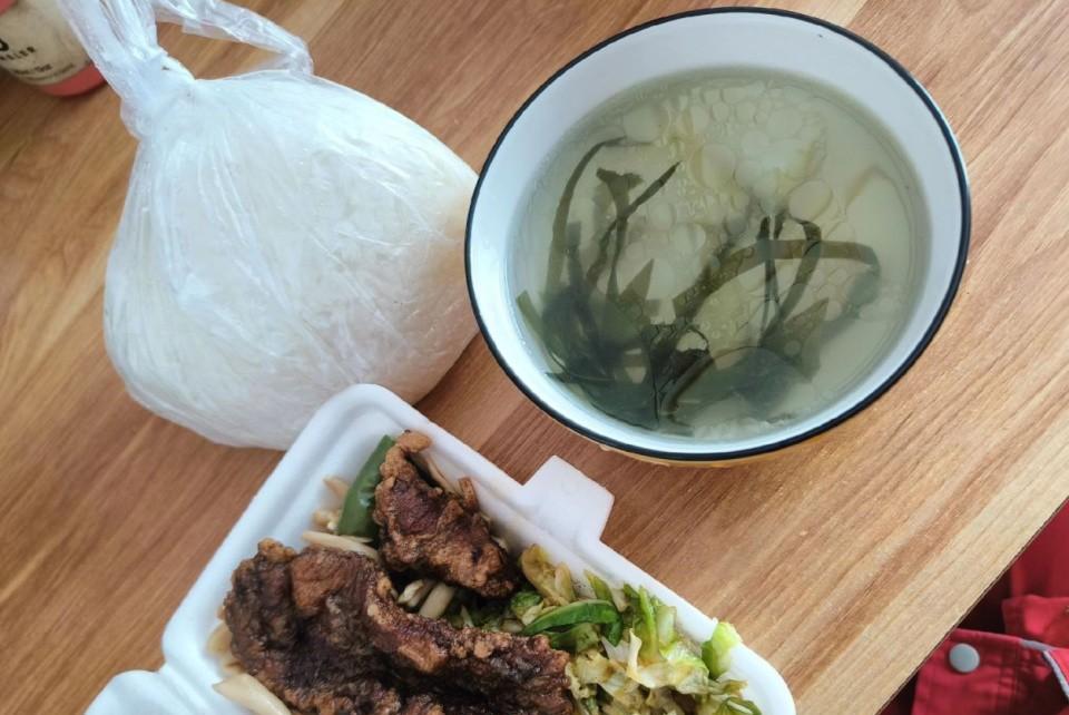 |天津女子为省钱，天天在公司打包饭菜回家吃，炫耀：一年能存1w多呢