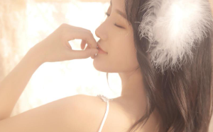 我是贺霖砚的贴身秘书，一场车祸后，我再睁眼，却发现我附到了他兄弟身上而身旁还睡着他的白月光