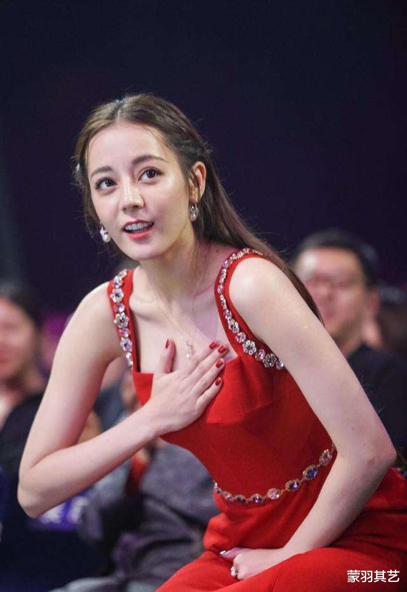 “捂胸天使”迪丽热巴,和“袒胸女神”佟丽娅