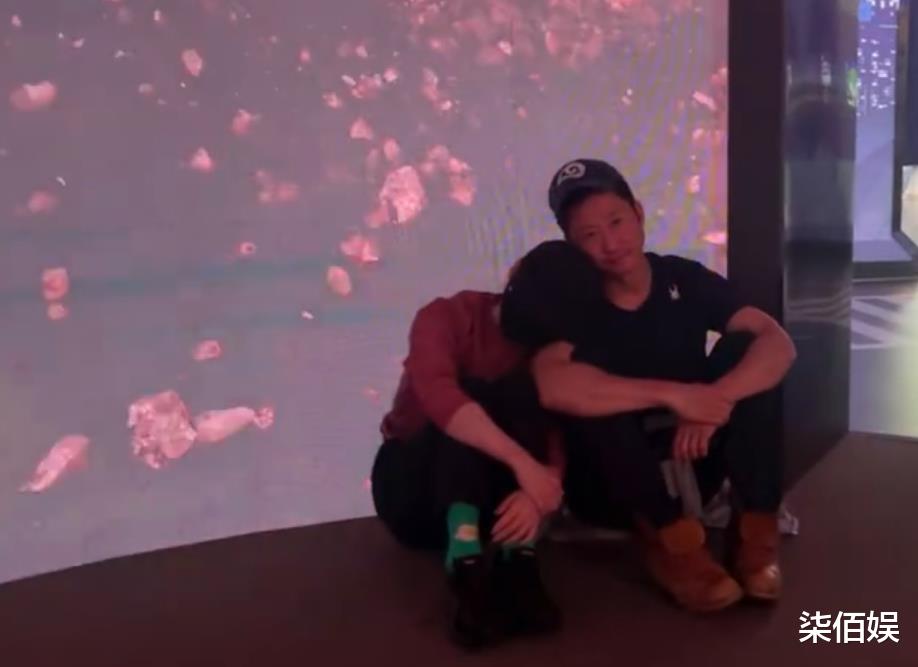 谢楠晒大儿子吃虫子,吴所谓镇定自若,露正脸模样似爸爸吴京翻版