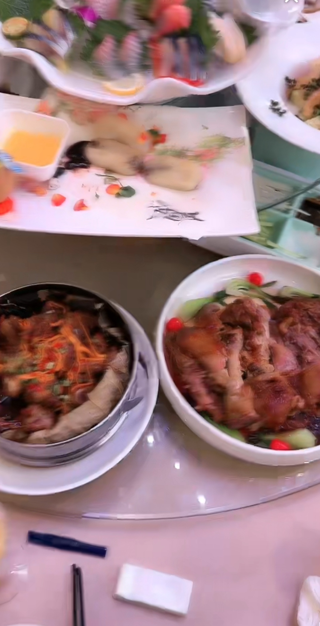 刘能儿子大婚任达华孙红雷道贺，婚宴后，狗仔冲入会场吃剩菜剩饭