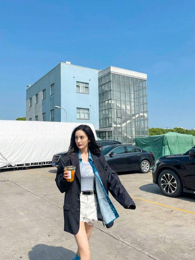 杨幂新秋穿搭曝光