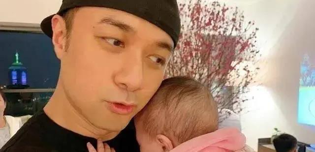 古巨基:她以经纪人身份陪我22年,52岁为我高龄产一子,能不爱吗