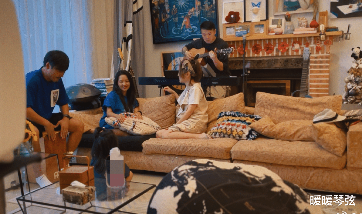 何洁晒3个孩子正脸照,大女儿内向头发乱,小女儿漂亮像黄磊女儿