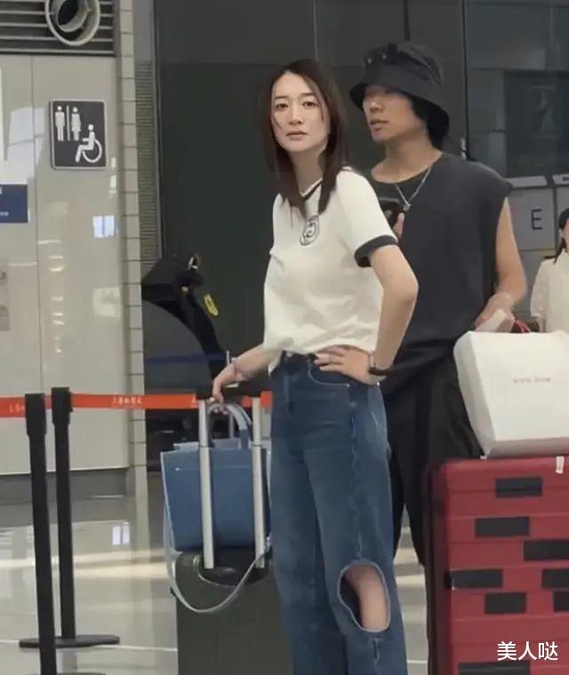 李小冉真会往“嫩”了穿，拼接T恤配破洞裤像个大学生，40+女人学学