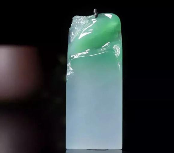 颜色层次分明的冰种翡翠片料，成品如何？