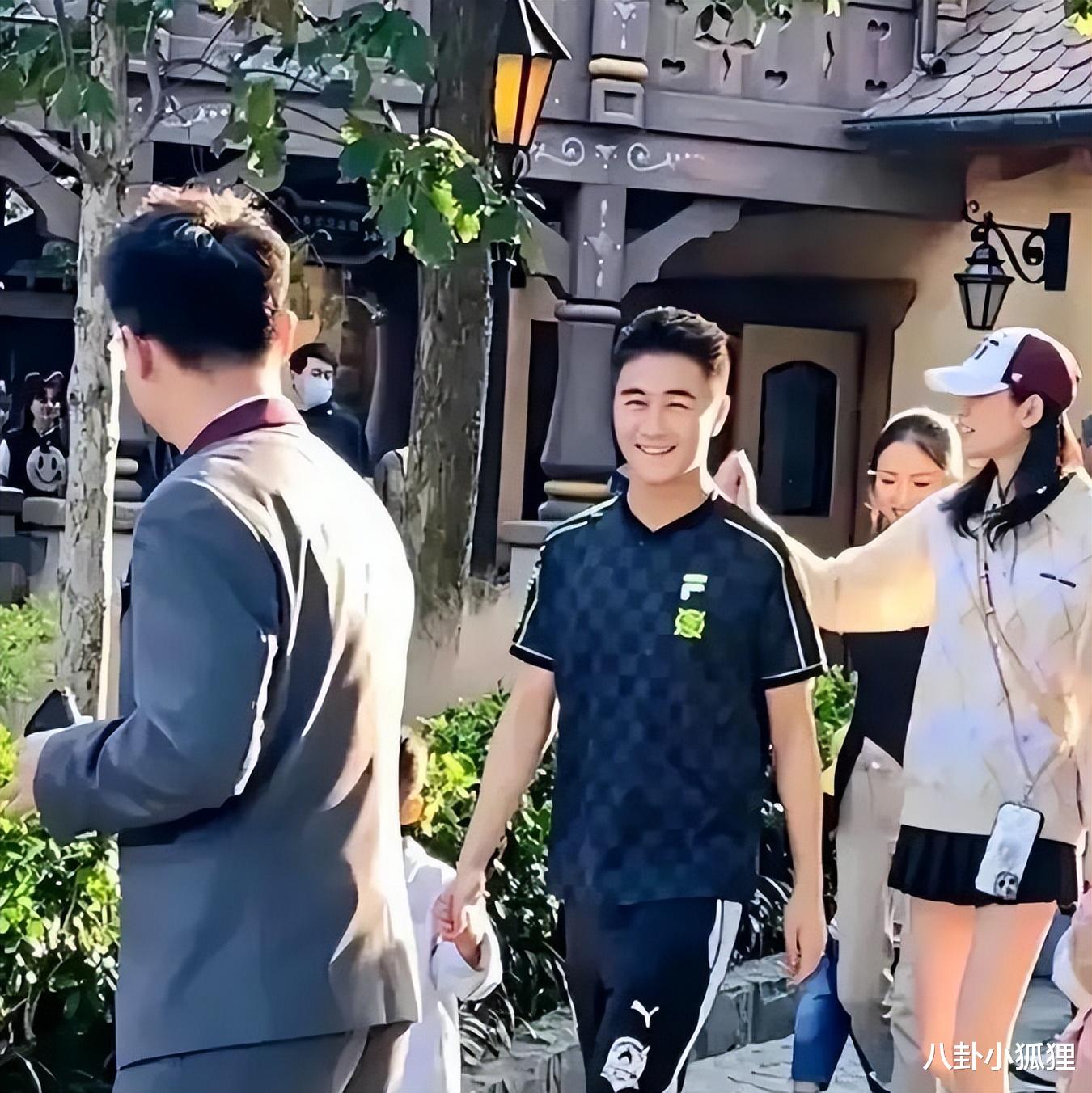 奚梦瑶一家三口聚会，结束后她挂在何猷君身上撒娇，男方表情亮了