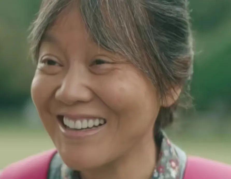 52岁闫妮参加活动,脸僵浮肿像蜡像,眼皮耷拉睁不开