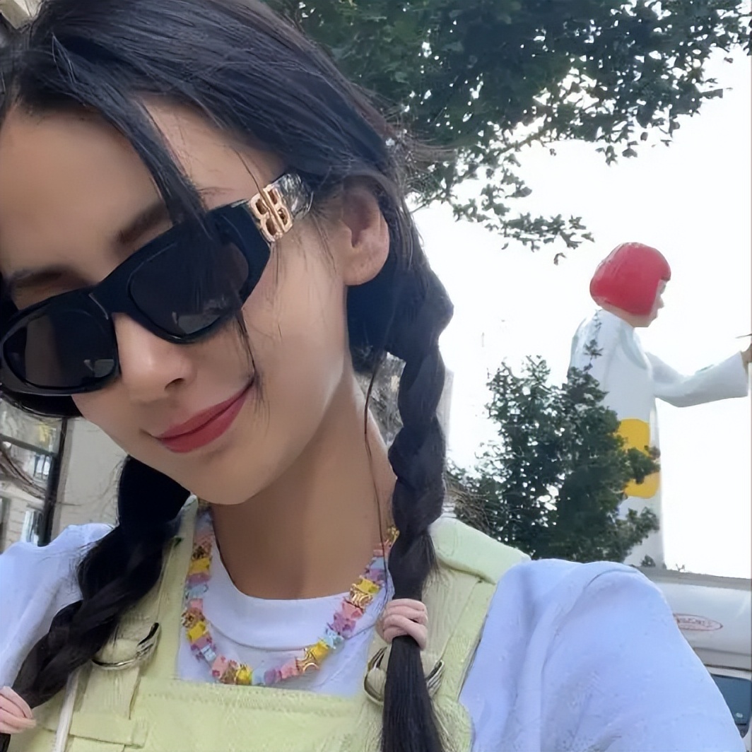 杨颖公开恋情!甜喊男友宝贝、晒天价礼物,男方背景远超黄晓明