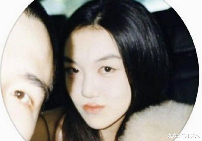 李嫣|李嫣逛街故意遮住脸，穿连体裙很优雅，皮肤白皙已经亭亭玉立