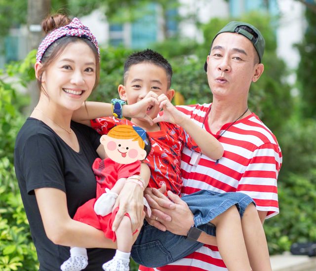 Jasper坐地铁边管妹妹边扶阿姨，走路像老干部，应采儿只顾玩手机