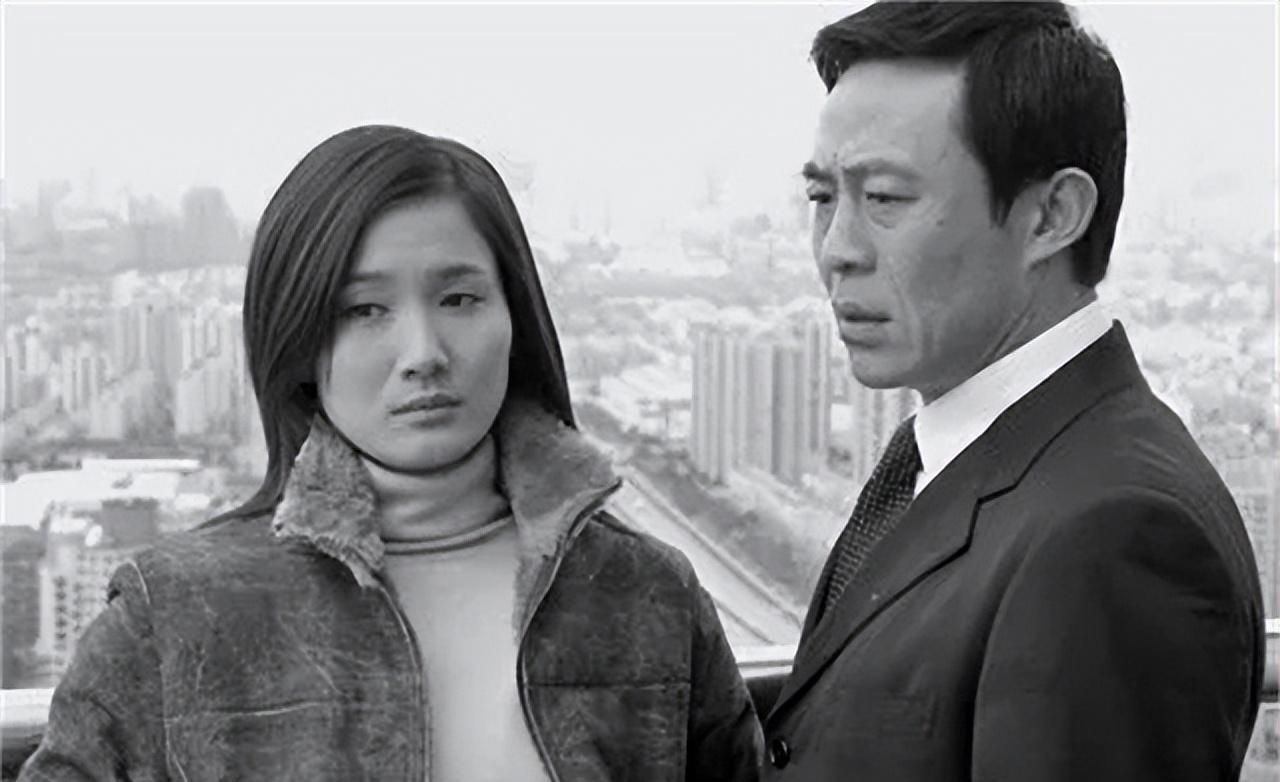 离婚后只字不提前夫侯勇，与女儿相依为命，如今45岁如冻龄少女