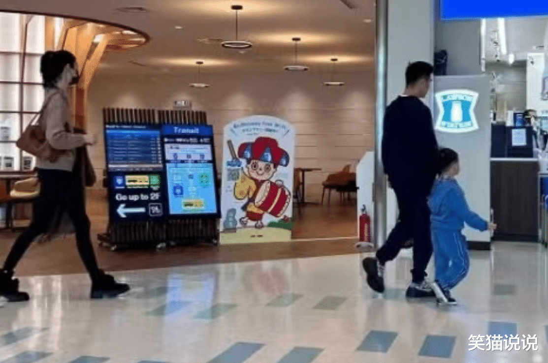 何超欣晒合照庆元旦:奚梦瑶父母齐出镜,何猷君何猷亨开心合照