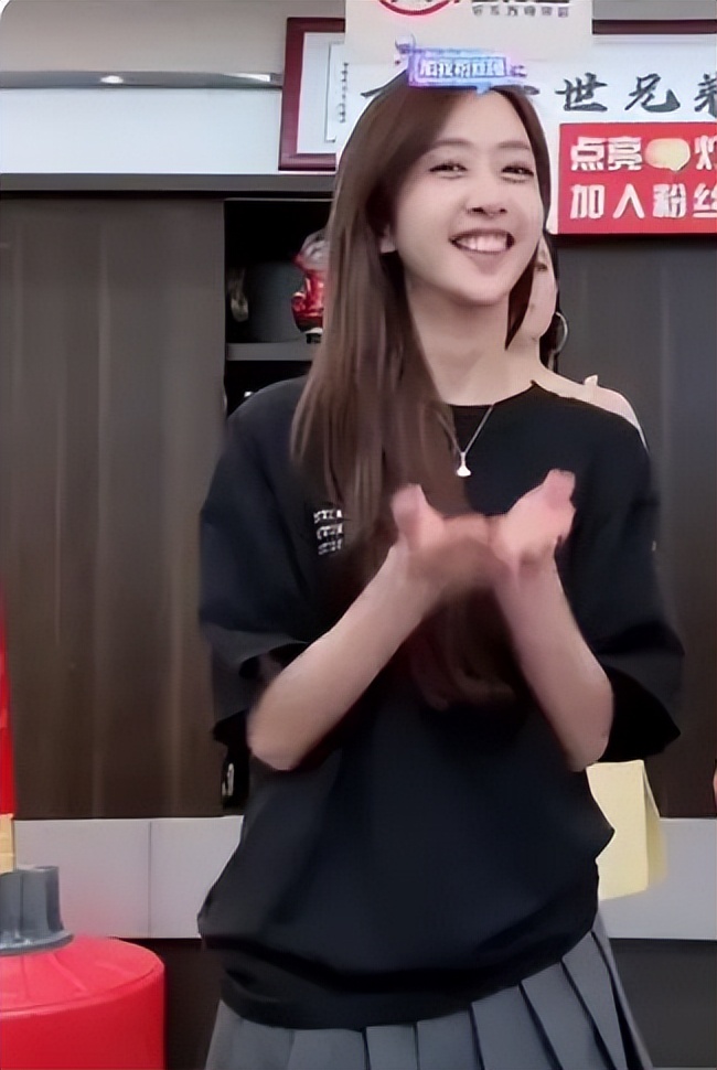 小杨哥要签约大网红卓仕琳,初次见面送四个LV,颜值碾压爱徒乔妹