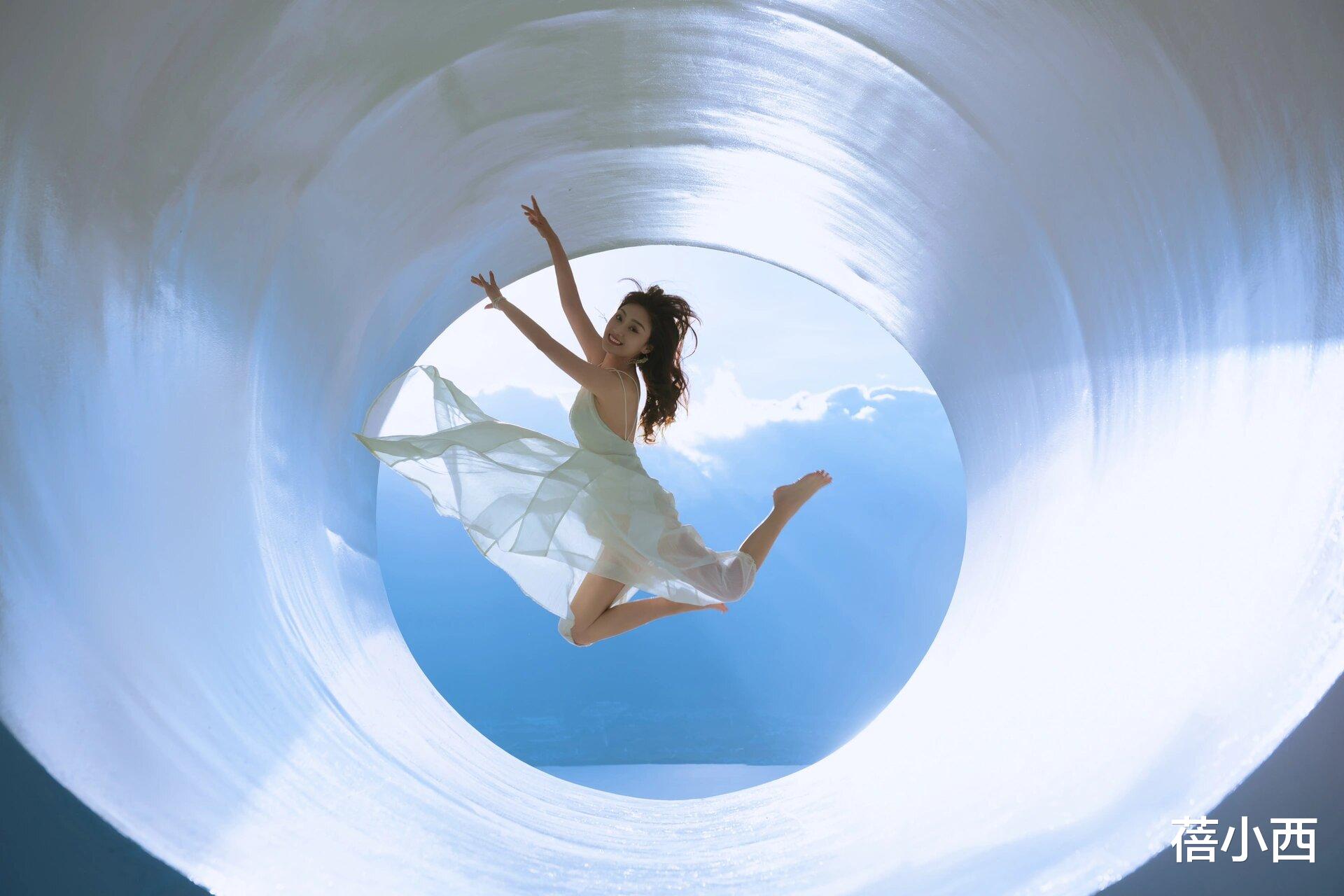 被“玖月奇迹王小玮”惊艳！穿露背连衣裙在海边拍写真，气质高贵