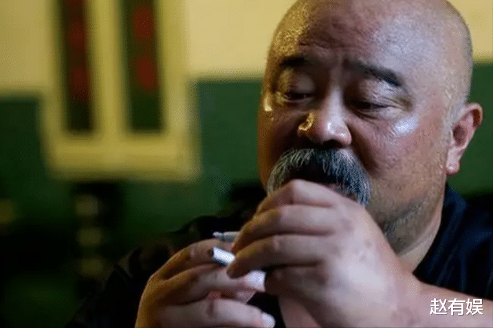 不顾医生劝阻，每天2包烟，顿顿8两白酒的演员李琦，如今变成这样