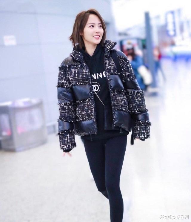短发的张嘉倪更加迷人，黑色丝袜搭配黑色卫衣靓丽动人！